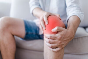 Read more about the article Dor no joelho ao dobrar e esticar a perna? Descubra o que pode ser!